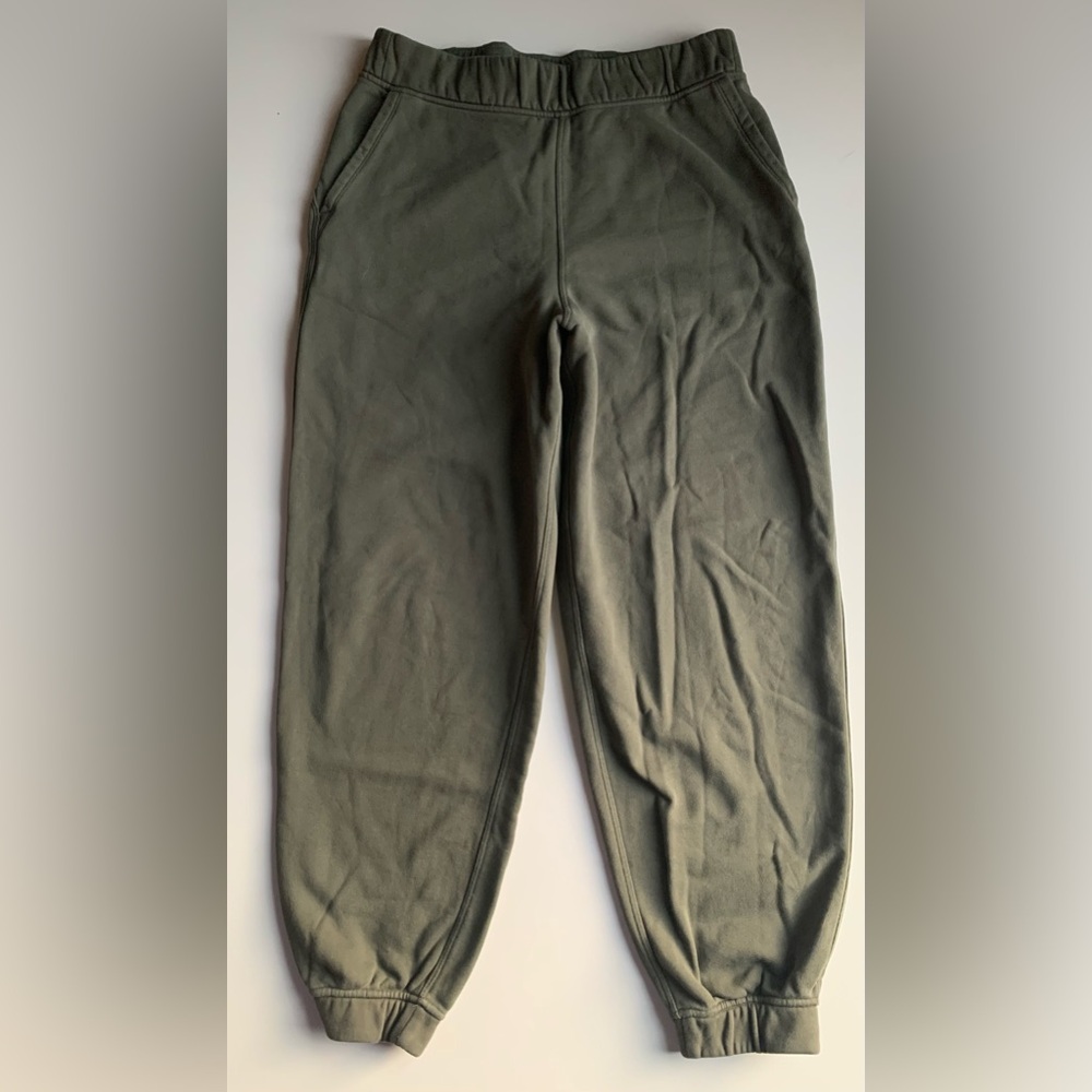 ⭐️Host Pick⭐️ Lululemon Relaxed High-Rise Jogger - Picture 2 of 11